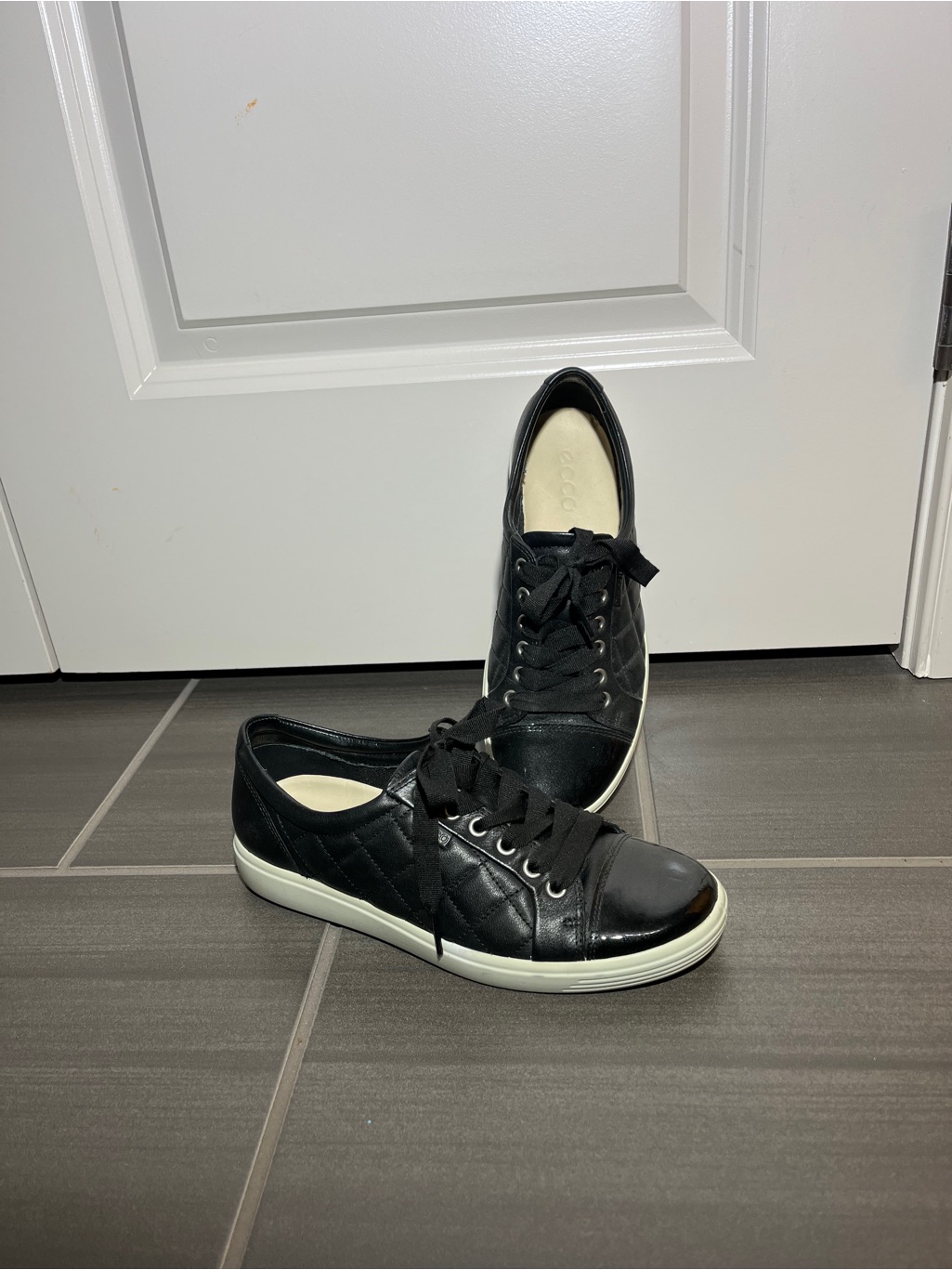 Nwot Ecco Black Quilted Leather Lace Up Shoe With Neutral Insole